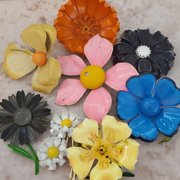 Vintage Jewelry - 8 vintage enamel flower brooch pin lot RETRO MOD